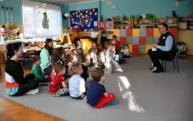 Galeria aktualności Wizyta Komendanta Straży Miejskiej w Płońsku w Przedszkolu Przyjaci&oacute;ł Kubusia Puchatka&nbsp; 17
