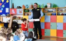 Galeria aktualności Wizyta Komendanta Straży Miejskiej w Płońsku w Przedszkolu Przyjaci&oacute;ł Kubusia Puchatka&nbsp; 18