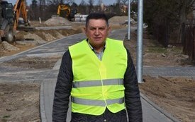 Burmistrz Miasta Płońska na tle remontu jednej z ulic w mieście