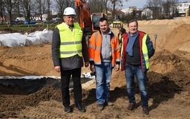 Burmistrz doglądający prace remontowe na obwodnicy w centrum miasta