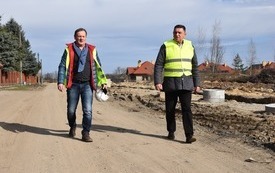 Burmistrz Miasta Płońsk sprawdzający na jakim etapie są prace remontowe