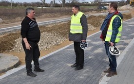 Burmistrz doglądający prace remontowe 