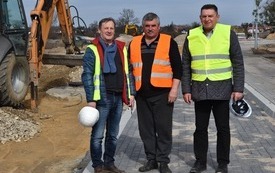 Burmistrz Miasta Płońsk podczas doglądania prac remontowych