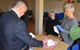 Burmistrz z Kierowniczką Miejskiejgo Ośrodka Pomocy Społecznej - Marią Zambrzuską oraz z Panią Moniką Zimnowoda - Radną Rady Miejskiej w Płońsku oglądający maseczki ochronne