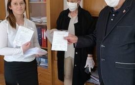 Rozdawane maseczki ochronne w celu bezpieczeństwa przed zarażeniem sie koronawirusem
