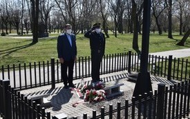 Burmistrz Płońska Andrzej Pietrasik i komendant straży miejskiej Bogdan Lewandowski złożyli dziś kwiaty i zapalili znicz pod krzyżem katyńskim