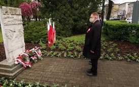 Składanie kwiat&oacute;w przy pomniku KOnstytucji 3 Maja