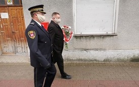 Składanie kwiat&oacute;w przy pomniku KOnstytucji 3 Maja