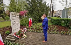 Składanie kwiat&oacute;w przy pomniku KOnstytucji 3 Maja