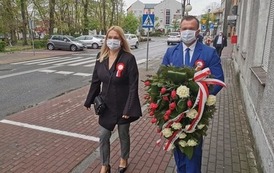 Składanie kwiat&oacute;w przy pomniku KOnstytucji 3 Maja