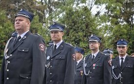 Strażacy dumnie reprezentujący swoją pracę w Dniu Strażaka