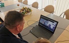 Burmistrz miasta Płońska pod czas  rozmowy na konferencji z udziałem naczelnika wydziału wsp&oacute;łpracy międzynarodowej i turystyki Wolodymyra Kaszyckiego i naczelnika departamentu strategii rozwoju miasta Jurija Dejneki z ukraińskiego Tarnopola oraz Janiki G