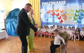 Galeria aktualności Uroczyste pasowanie na przedszkolaka w Przedszkolu nr 2 im. Kubusia Puchatka w Płońsku 35
