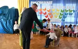 Galeria aktualności Uroczyste pasowanie na przedszkolaka w Przedszkolu nr 2 im. Kubusia Puchatka w Płońsku 41