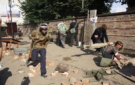 Rekonstrukcja patroli powstańczych z 1944 r. przy odgłosach syren alarmowych.