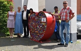 ieszkańcy Płońska zapełnili ustawione przy ratuszu serce na plastikowe nakrętki.