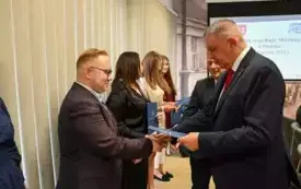 Galeria aktualności Wręczenie awans&oacute;w zawodowych nauczycielom oraz nagr&oacute;d uczniom i sportowcom podczas sesji Rady Miejskiej w Płońsku 1