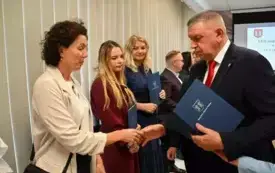 Galeria aktualności Wręczenie awans&oacute;w zawodowych nauczycielom oraz nagr&oacute;d uczniom i sportowcom podczas sesji Rady Miejskiej w Płońsku 2