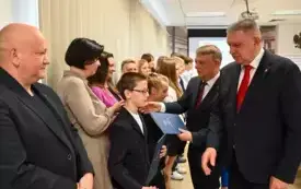 Galeria aktualności Wręczenie awans&oacute;w zawodowych nauczycielom oraz nagr&oacute;d uczniom i sportowcom podczas sesji Rady Miejskiej w Płońsku 4