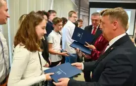Galeria aktualności Wręczenie awans&oacute;w zawodowych nauczycielom oraz nagr&oacute;d uczniom i sportowcom podczas sesji Rady Miejskiej w Płońsku 5