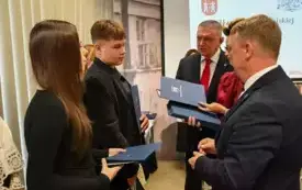 Galeria aktualności Wręczenie awans&oacute;w zawodowych nauczycielom oraz nagr&oacute;d uczniom i sportowcom podczas sesji Rady Miejskiej w Płońsku 7