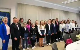 Galeria aktualności Wręczenie awans&oacute;w zawodowych nauczycielom oraz nagr&oacute;d uczniom i sportowcom podczas sesji Rady Miejskiej w Płońsku 10