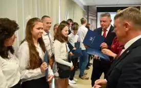 Galeria aktualności Wręczenie awans&oacute;w zawodowych nauczycielom oraz nagr&oacute;d uczniom i sportowcom podczas sesji Rady Miejskiej w Płońsku 11