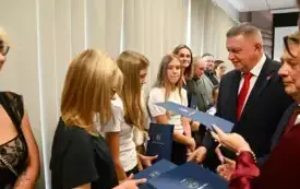 Galeria aktualności Wręczenie awans&oacute;w zawodowych nauczycielom oraz nagr&oacute;d uczniom i sportowcom podczas sesji Rady Miejskiej w Płońsku 13