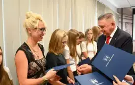 Galeria aktualności Wręczenie awans&oacute;w zawodowych nauczycielom oraz nagr&oacute;d uczniom i sportowcom podczas sesji Rady Miejskiej w Płońsku 15