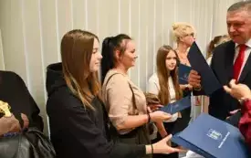 Galeria aktualności Wręczenie awans&oacute;w zawodowych nauczycielom oraz nagr&oacute;d uczniom i sportowcom podczas sesji Rady Miejskiej w Płońsku 16