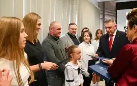 Galeria aktualności Wręczenie awans&oacute;w zawodowych nauczycielom oraz nagr&oacute;d uczniom i sportowcom podczas sesji Rady Miejskiej w Płońsku 18