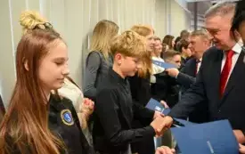 Galeria aktualności Wręczenie awans&oacute;w zawodowych nauczycielom oraz nagr&oacute;d uczniom i sportowcom podczas sesji Rady Miejskiej w Płońsku 23