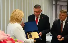 Galeria aktualności Pożegnanie dyrektora Szkoły Podstawowej nr 4 im. Papieża Jana Pawła II w Płońsku Marzanny Szacherskiej oraz Prezesa PGK Dariusza Matuszewskiego 1
