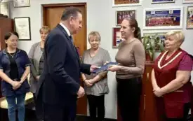 Galeria aktualności Podziękowania Burmistrza dla pracownik&oacute;w niepedagogicznych SP3 8