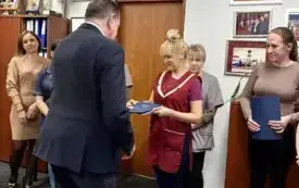 Galeria aktualności Podziękowania Burmistrza dla pracownik&oacute;w niepedagogicznych SP3 9