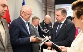 Sesja pełna uznania &ndash; wyr&oacute;żnienia dla radnych, pracownik&oacute;w Urzędu i ludzi kultury 11