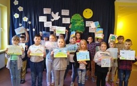 Dzieci świętują Miedzynarodowy Dzień Pokoju