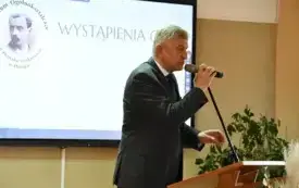 Galeria aktualności Dzień Patrona w I LO im. Henryka Sienkiewicza w Płońsku z udziałem burmistrza Andrzeja Pietrasika 5
