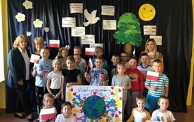 Dzieci z plakatem