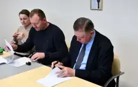 Galeria aktualności Umowa na budowę wybiegu dla ps&oacute;w podpisana 2
