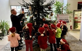Galeria aktualności Wsp&oacute;lne ubieranie choinki&nbsp; 19