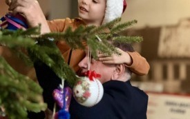 Galeria aktualności Wsp&oacute;lne ubieranie choinki&nbsp; 24