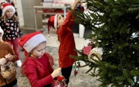 Galeria aktualności Wsp&oacute;lne ubieranie choinki&nbsp; 34