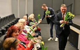 Galeria aktualności Wykład dla słuchaczy Płońskiego Uniwersytetu Trzeciego Wieku pt. &bdquo;Andrzej Wajda w stulecie urodzin &ndash; polska szkoła filmowa&rdquo; 3