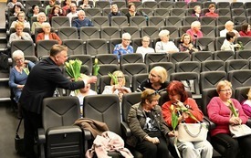 Galeria aktualności Wykład dla słuchaczy Płońskiego Uniwersytetu Trzeciego Wieku pt. &bdquo;Andrzej Wajda w stulecie urodzin &ndash; polska szkoła filmowa&rdquo; 4