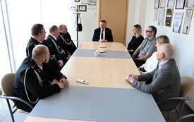 Galeria aktualności Płońscy strażacy-ochotnicy z wizytą w Urzędzie Miejskim 1