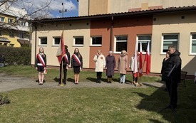 Galeria aktualności Apel Katyński w Szkole Podstawowej Nr 3 im. Stanisława Wyspiańskiego w Płońsku 4