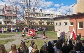 Galeria aktualności Apel Katyński w Szkole Podstawowej Nr 3 im. Stanisława Wyspiańskiego w Płońsku 5
