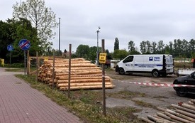 Galeria aktualności Nie ustają prace na Rutkach - trwa montaż palisady 1