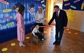 Galeria aktualności Pasowanie na przedszkolaka w Przedszkolu Przyjaci&oacute;ł Kubusia Puchatka 4